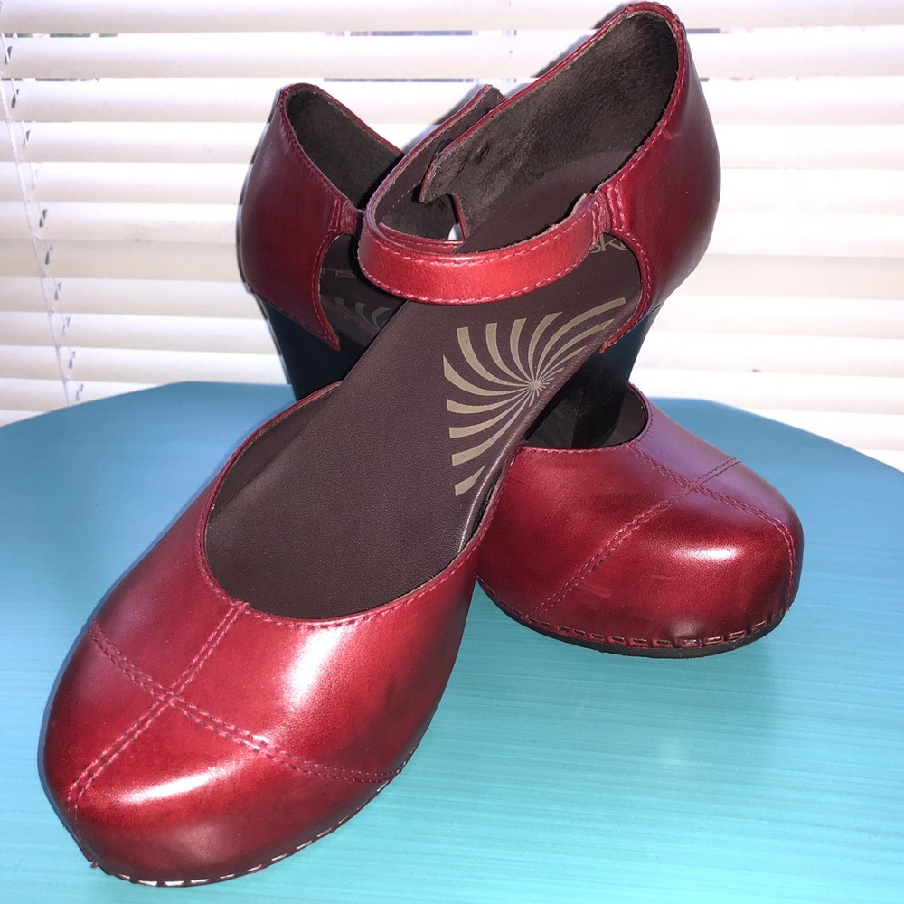 STUNNING Oxblood Dansko heels!